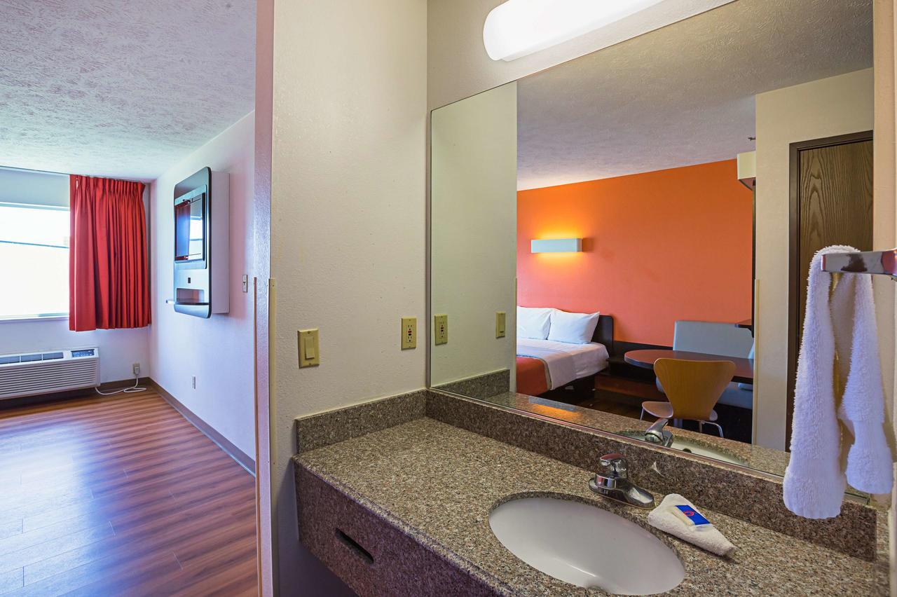 Motel 6 Omaha - Iat West エクステリア 写真