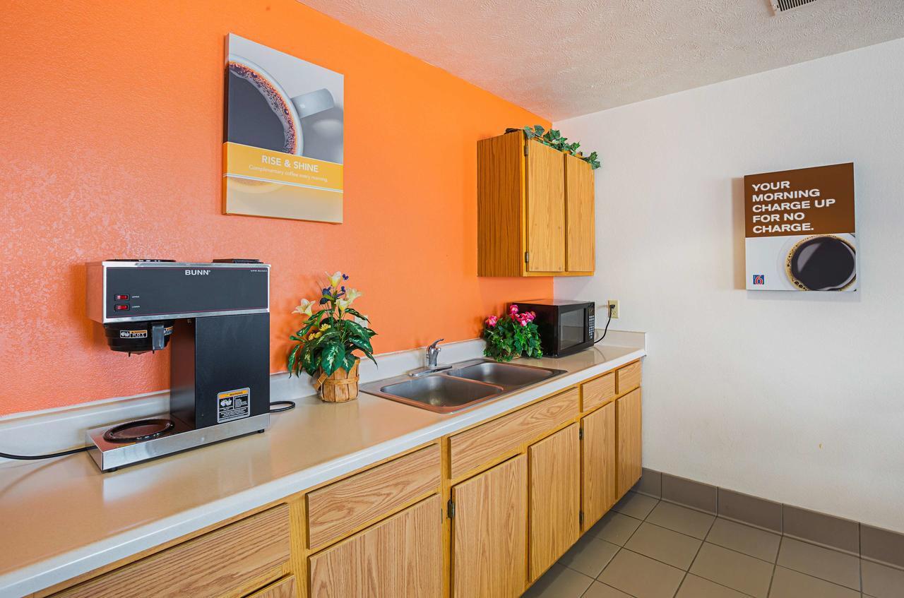 Motel 6 Omaha - Iat West エクステリア 写真